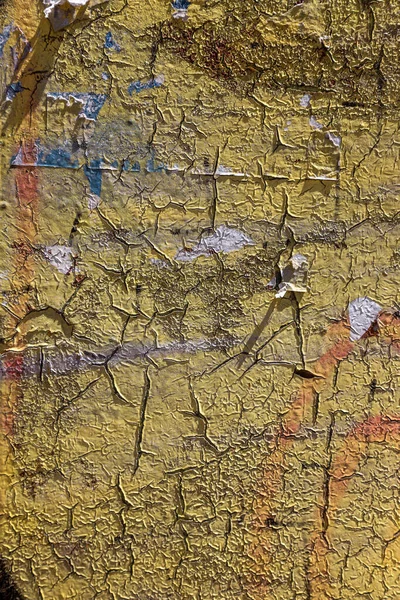 壁に古い風化塗料の大きな亀裂の創造的な古い抽象的な背景 古い塗料は風化し 村の家の壁に割れた — ストック写真
