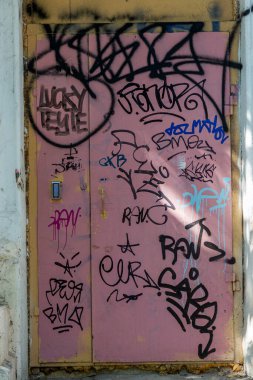 Modern ikonik şehir kültürü - Grafiti yazısı. Soyut çizimlerle dekore edilmiş duvar boyası. Etiket grafitisinin ayrıntıları. Arka plan için parça. Modern ikonik şehir kültürü sokak gençliği
