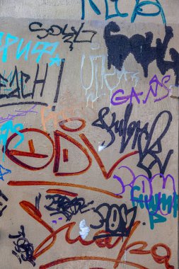 Modern ikonik şehir kültürü - Grafiti yazısı. Soyut çizimlerle dekore edilmiş duvar boyası. Etiket grafitisinin ayrıntıları. Arka plan için parça. Modern ikonik şehir kültürü sokak gençliği