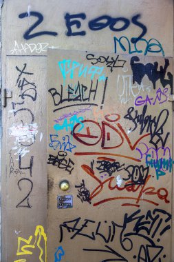 Modern ikonik şehir kültürü - Grafiti yazısı. Soyut çizimlerle dekore edilmiş duvar boyası. Etiket grafitisinin ayrıntıları. Arka plan için parça. Modern ikonik şehir kültürü sokak gençliği