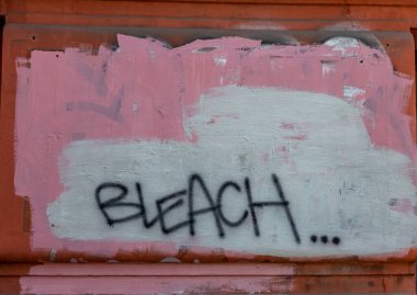 Modern ikonik şehir kültürü - Grafiti yazısı. Soyut çizimlerle dekore edilmiş duvar boyası. Etiket grafitisinin ayrıntıları. Arka plan için parça. Modern ikonik şehir kültürü sokak gençliği