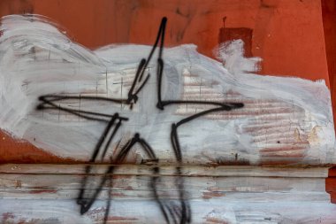 Modern ikonik şehir kültürü - Grafiti yazısı. Soyut çizimlerle dekore edilmiş duvar boyası. Etiket grafitisinin ayrıntıları. Arka plan için parça. Modern ikonik şehir kültürü sokak gençliği