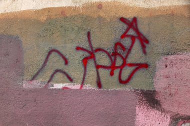 Modern ikonik şehir kültürü - Grafiti yazısı. Soyut çizimlerle dekore edilmiş duvar boyası. Etiket grafitisinin ayrıntıları. Arka plan için parça. Modern ikonik şehir kültürü sokak gençliği