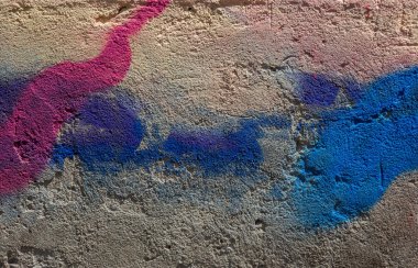 Yaratıcı arka plan için şehir duvarındaki fırça darbelerinin soyut arkaplanı. Güzel sokak sanatı grafitileri. Vandal, holiganlar duvarı boyadı. Şehir duvarına modaya uygun renklerin soyut yaratıcı çizimi