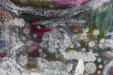 Yaratıcı arka plan için şehir duvarındaki fırça darbelerinin soyut arkaplanı. Güzel sokak sanatı grafitileri. Vandal, holiganlar duvarı boyadı. Şehir duvarına modaya uygun renklerin soyut yaratıcı çizimi