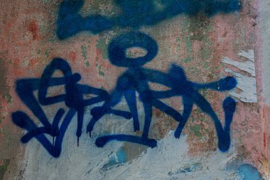 Modern ikonik şehir kültürü - Grafiti yazısı. Soyut çizimlerle dekore edilmiş duvar boyası. Etiket grafitisinin ayrıntıları. Arka plan için parça. Modern ikonik şehir kültürü sokak gençliği