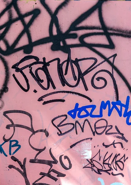 Nowoczesna Kultowa Kultura Miejska Napis Graffiti Ściana Ozdobiona Abstrakcyjnymi Rysunkami — Zdjęcie stockowe