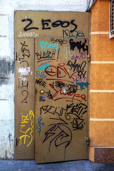 现代标志性城市文化标签涂鸦字母 墙上装饰着抽象画 房子油漆特写 标签涂鸦的细节 背景的碎片 现代标志性城市文化街头青年 — 图库照片