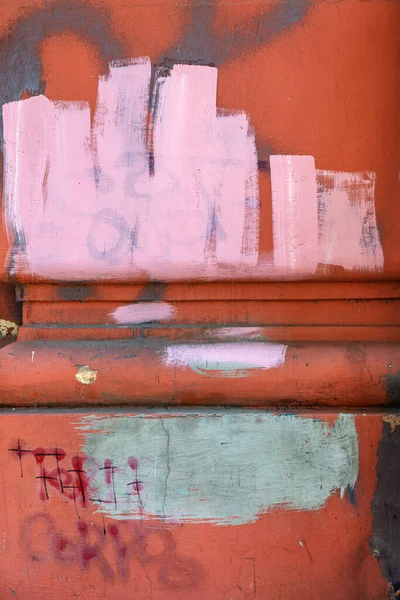 創造的な背景のための都市の壁にブラシストロークの抽象的な背景 美しいストリートアートの落書き バンダル フーリガンが壁を汚した 都市の壁に流行の色の抽象的な創造的な図面 — ストック写真