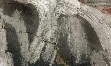 Yaratıcı arka plan için şehir duvarındaki fırça darbelerinin soyut arkaplanı. Güzel sokak sanatı grafitileri. Vandal, holiganlar duvarı boyadı. Şehir duvarına modaya uygun renklerin soyut yaratıcı çizimi