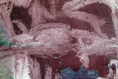 Yaratıcı arka plan için şehir duvarındaki fırça darbelerinin soyut arkaplanı. Güzel sokak sanatı grafitileri. Vandal, holiganlar duvarı boyadı. Şehir duvarına modaya uygun renklerin soyut yaratıcı çizimi