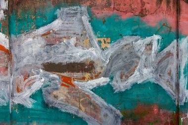 Yaratıcı arka plan için şehir duvarındaki fırça darbelerinin soyut arkaplanı. Güzel sokak sanatı grafitileri. Vandal, holiganlar duvarı boyadı. Şehir duvarına modaya uygun renklerin soyut yaratıcı çizimi