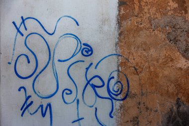 Modern ikonik şehir kültürü - Grafiti yazısı. Soyut çizimlerle dekore edilmiş duvar boyası. Etiket grafitisinin ayrıntıları. Arka plan için parça. Modern ikonik şehir kültürü sokak gençliği