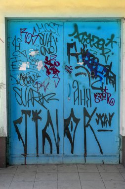 Modern ikonik şehir kültürü - Grafiti yazısı. Soyut çizimlerle dekore edilmiş duvar boyası. Etiket grafitisinin ayrıntıları. Arka plan için parça. Modern ikonik şehir kültürü sokak gençliği