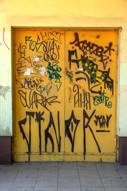 Modern ikonik şehir kültürü - Grafiti yazısı. Soyut çizimlerle dekore edilmiş duvar boyası. Etiket grafitisinin ayrıntıları. Arka plan için parça. Modern ikonik şehir kültürü sokak gençliği