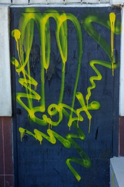 Modern ikonik şehir kültürü - Grafiti yazısı. Soyut çizimlerle dekore edilmiş duvar boyası. Etiket grafitisinin ayrıntıları. Arka plan için parça. Modern ikonik şehir kültürü sokak gençliği