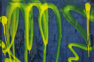 Modern ikonik şehir kültürü - Grafiti yazısı. Soyut çizimlerle dekore edilmiş duvar boyası. Etiket grafitisinin ayrıntıları. Arka plan için parça. Modern ikonik şehir kültürü sokak gençliği