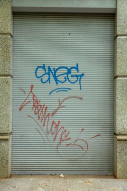 Modern ikonik şehir kültürü - Grafiti yazısı. Soyut çizimlerle dekore edilmiş duvar boyası. Etiket grafitisinin ayrıntıları. Arka plan için parça. Modern ikonik şehir kültürü sokak gençliği