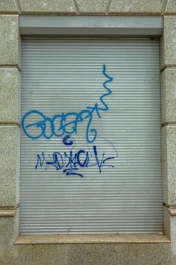 Modern ikonik şehir kültürü - Grafiti yazısı. Soyut çizimlerle dekore edilmiş duvar boyası. Etiket grafitisinin ayrıntıları. Arka plan için parça. Modern ikonik şehir kültürü sokak gençliği