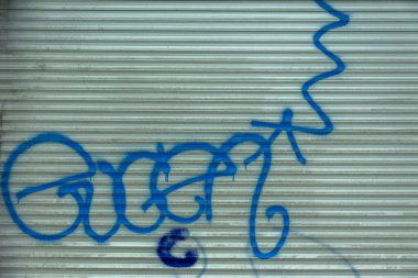 Modern ikonik şehir kültürü - Grafiti yazısı. Soyut çizimlerle dekore edilmiş duvar boyası. Etiket grafitisinin ayrıntıları. Arka plan için parça. Modern ikonik şehir kültürü sokak gençliği