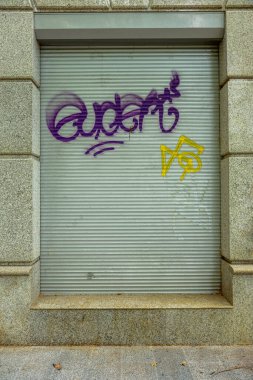 Modern ikonik şehir kültürü - Grafiti yazısı. Soyut çizimlerle dekore edilmiş duvar boyası. Etiket grafitisinin ayrıntıları. Arka plan için parça. Modern ikonik şehir kültürü sokak gençliği