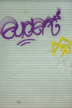 Modern ikonik şehir kültürü - Grafiti yazısı. Soyut çizimlerle dekore edilmiş duvar boyası. Etiket grafitisinin ayrıntıları. Arka plan için parça. Modern ikonik şehir kültürü sokak gençliği