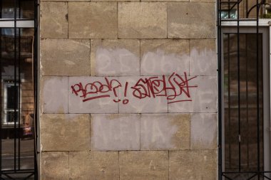 Modern ikonik şehir kültürü - Grafiti yazısı. Soyut çizimlerle dekore edilmiş duvar boyası. Etiket grafitisinin ayrıntıları. Arka plan için parça. Modern ikonik şehir kültürü sokak gençliği