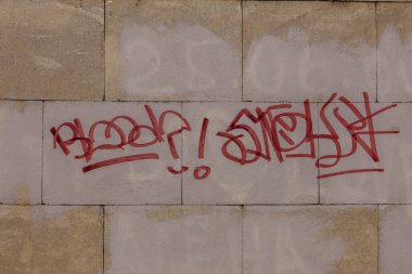 Modern ikonik şehir kültürü - Grafiti yazısı. Soyut çizimlerle dekore edilmiş duvar boyası. Etiket grafitisinin ayrıntıları. Arka plan için parça. Modern ikonik şehir kültürü sokak gençliği