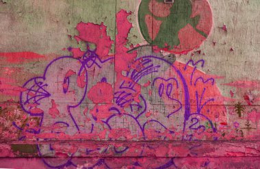 Modern ikonik şehir kültürü - Grafiti yazısı. Soyut çizimlerle dekore edilmiş duvar boyası. Etiket grafitisinin ayrıntıları. Arka plan için parça. Modern ikonik şehir kültürü sokak gençliği