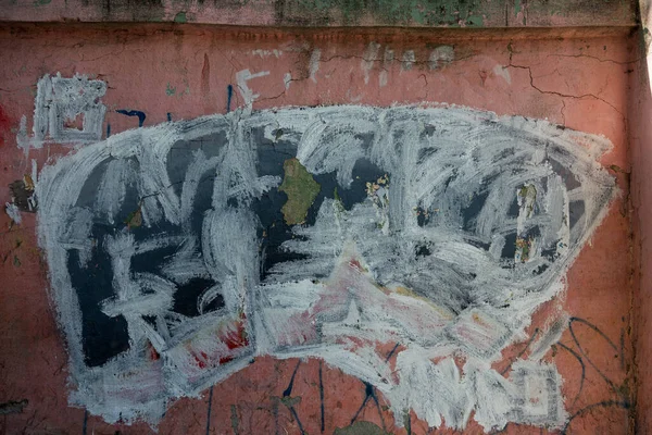 Yaratıcı arka plan için şehir duvarındaki fırça darbelerinin soyut arkaplanı. Güzel sokak sanatı grafitileri. Vandal, holiganlar duvarı boyadı. Şehir duvarına modaya uygun renklerin soyut yaratıcı çizimi
