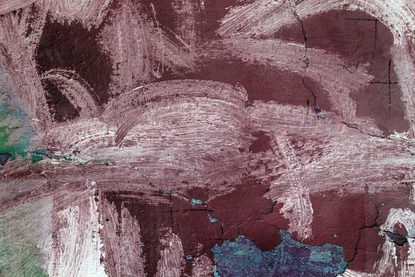 Yaratıcı arka plan için şehir duvarındaki fırça darbelerinin soyut arkaplanı. Güzel sokak sanatı grafitileri. Vandal, holiganlar duvarı boyadı. Şehir duvarına modaya uygun renklerin soyut yaratıcı çizimi