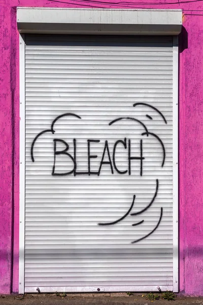 Modern ikonik şehir kültürü - Grafiti yazısı. Soyut çizimlerle dekore edilmiş duvar boyası. Etiket grafitisinin ayrıntıları. Arka plan için parça. Modern ikonik şehir kültürü sokak gençliği