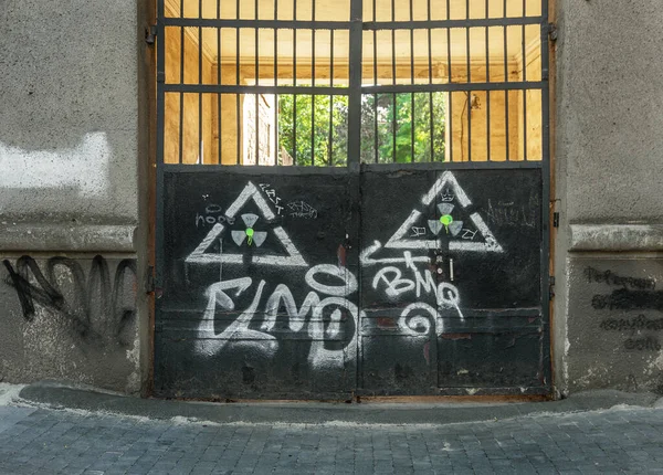 Modern ikonik şehir kültürü - Grafiti yazısı. Soyut çizimlerle dekore edilmiş duvar boyası. Etiket grafitisinin ayrıntıları. Arka plan için parça. Modern ikonik şehir kültürü sokak gençliği