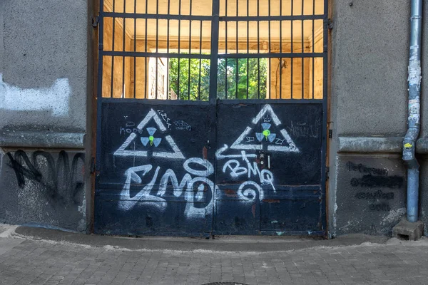 Modern ikonik şehir kültürü - Grafiti yazısı. Soyut çizimlerle dekore edilmiş duvar boyası. Etiket grafitisinin ayrıntıları. Arka plan için parça. Modern ikonik şehir kültürü sokak gençliği