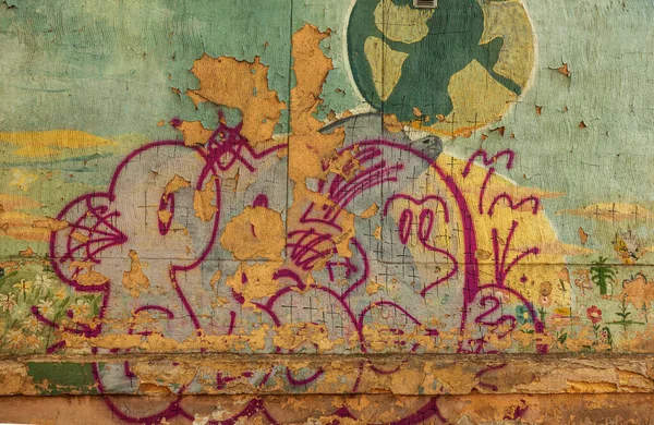 Modern ikonik şehir kültürü - Grafiti yazısı. Soyut çizimlerle dekore edilmiş duvar boyası. Etiket grafitisinin ayrıntıları. Arka plan için parça. Modern ikonik şehir kültürü sokak gençliği