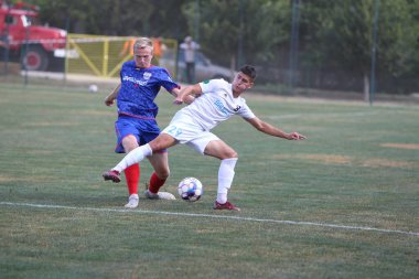 ODESSA, UKRAINE - 07 / 15 / 2020 - Ukrayna şampiyonasında birinci ligin futbol kulüplerinin mücadelesi. FC BALKANY (Zarya) - FC NIKOLAEV - mavi. Çimlerin üzerinde büyük futbol oynarken oyun anı