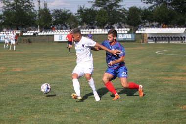 ODESSA, UKRAINE - 07 / 15 / 2020 - Ukrayna şampiyonasında birinci ligin futbol kulüplerinin mücadelesi. FC BALKANY (Zarya) - FC NIKOLAEV - mavi. Çimlerin üzerinde büyük futbol oynarken oyun anı