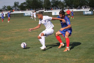 ODESSA, UKRAINE - 07 / 15 / 2020 - Ukrayna şampiyonasında birinci ligin futbol kulüplerinin mücadelesi. FC BALKANY (Zarya) - FC NIKOLAEV - mavi. Çimlerin üzerinde büyük futbol oynarken oyun anı