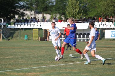 ODESSA, UKRAINE - 07 / 15 / 2020 - Ukrayna şampiyonasında birinci ligin futbol kulüplerinin mücadelesi. FC BALKANY (Zarya) - FC NIKOLAEV - mavi. Çimlerin üzerinde büyük futbol oynarken oyun anı