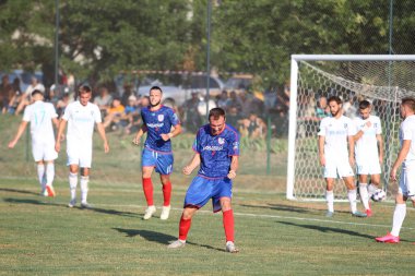 ODESSA, UKRAINE - 07 / 15 / 2020 - Ukrayna şampiyonasında birinci ligin futbol kulüplerinin mücadelesi. FC BALKANY (Zarya) - FC NIKOLAEV - mavi. Çimlerin üzerinde büyük futbol oynarken oyun anı