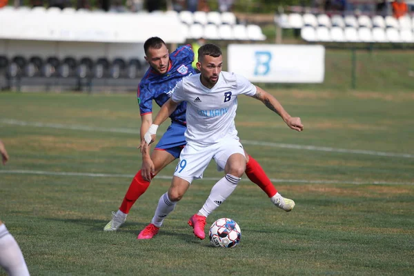 ODESSA, UKRAINE - 07 / 15 / 2020 - Ukrayna şampiyonasında birinci ligin futbol kulüplerinin mücadelesi. FC BALKANY (Zarya) - FC NIKOLAEV - mavi. Çimlerin üzerinde büyük futbol oynarken oyun anı