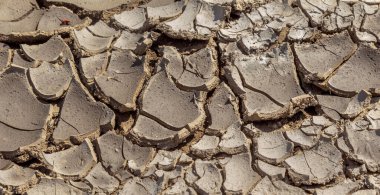 Çölün kuru derin çatlakları. Gezegende su kıtlığı var. Küresel ısınma ve sera etkisi kavramı. Kuraklık dünyanın iklim değişikliğini bozdu