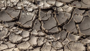 Çölün kuru derin çatlakları. Gezegende su kıtlığı var. Küresel ısınma ve sera etkisi kavramı. Kuraklık dünyanın iklim değişikliğini bozdu