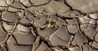 Çölün kuru derin çatlakları. Gezegende su kıtlığı var. Küresel ısınma ve sera etkisi kavramı. Kuraklık dünyanın iklim değişikliğini bozdu