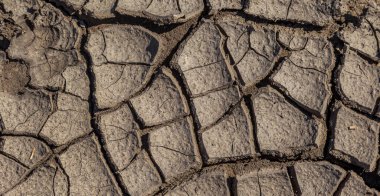 Çölün kuru derin çatlakları. Gezegende su kıtlığı var. Küresel ısınma ve sera etkisi kavramı. Kuraklık dünyanın iklim değişikliğini bozdu