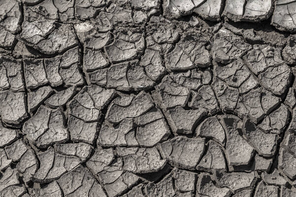 Сухие глубокие трещины пустыни. Мировая нехватка воды на планете. Глобальное потепление и концепция парникового эффекта. Засуха треснула изменение климата