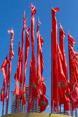 Moskova, Rusya - 24 Haziran 2020: Moskova, Novy Arbat (Kalininsky Prospekt), Büyük Vatanseverlik Savaşı 'nın Zafer Günü onuruna birçok bayrak ile süslenmiştir. Moskova 'da Zaferin Kırmızı Bayrağı