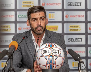 ODESSA, UKRAINE - 15 Temmuz 2017: UEFA Sepercup Kupası maçı sırasında FC Shakhtar Donetsk Paulo Fonseca teknik direktörünün basın toplantısı. Paulo Fonseca bir basın toplantısında yakın çekim