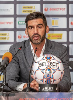 ODESSA, UKRAINE - 15 Temmuz 2017: UEFA Sepercup Kupası maçı sırasında FC Shakhtar Donetsk Paulo Fonseca teknik direktörünün basın toplantısı. Paulo Fonseca bir basın toplantısında yakın çekim