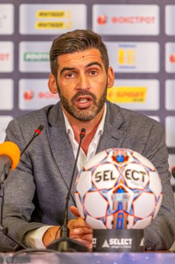 ODESSA, UKRAINE - 15 Temmuz 2017: UEFA Sepercup Kupası maçı sırasında FC Shakhtar Donetsk Paulo Fonseca teknik direktörünün basın toplantısı. Paulo Fonseca bir basın toplantısında yakın çekim